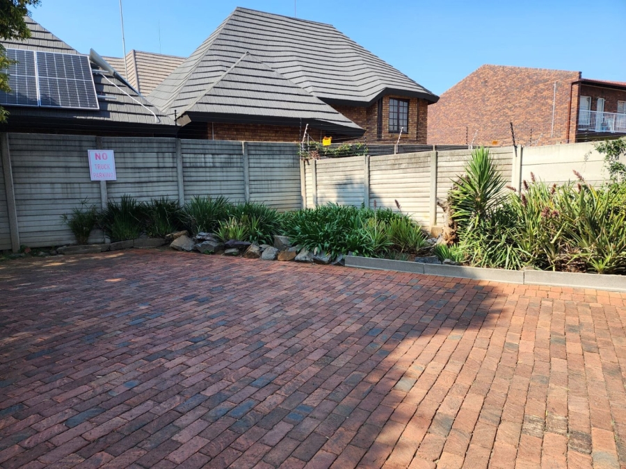 To Let 2 Bedroom Property for Rent in Dayanglen Gauteng