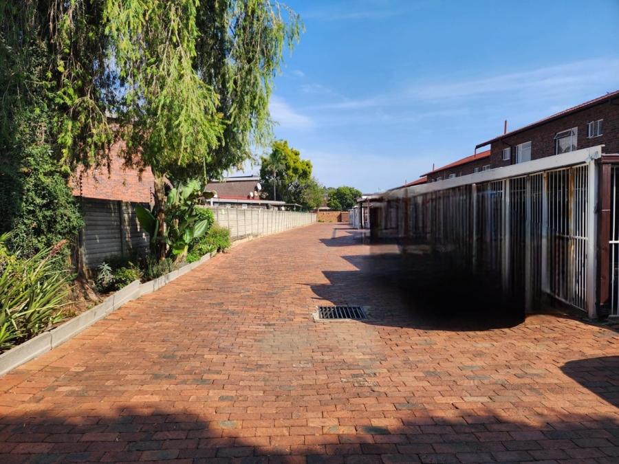 To Let 2 Bedroom Property for Rent in Dayanglen Gauteng