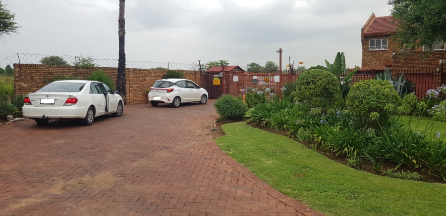 2 Bedroom Property for Sale in Dorandia Gauteng