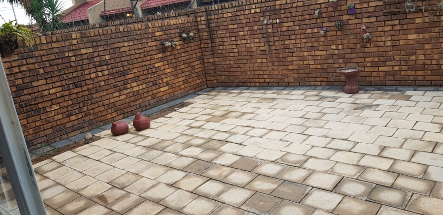 2 Bedroom Property for Sale in Dorandia Gauteng