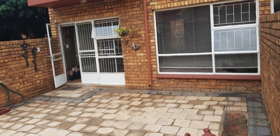 2 Bedroom Property for Sale in Dorandia Gauteng