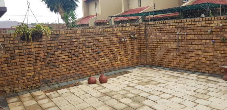 2 Bedroom Property for Sale in Dorandia Gauteng