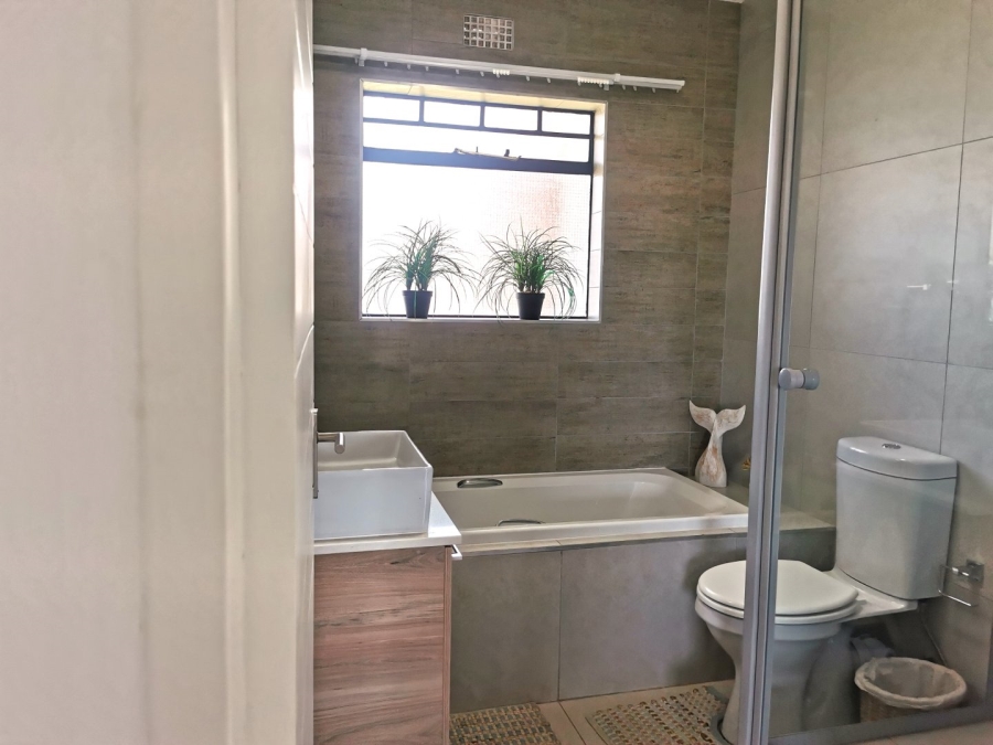 To Let 2 Bedroom Property for Rent in Glen Marais Gauteng