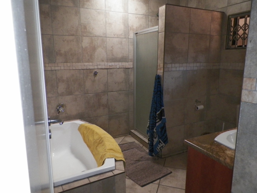 5 Bedroom Property for Sale in Raslouw Gauteng