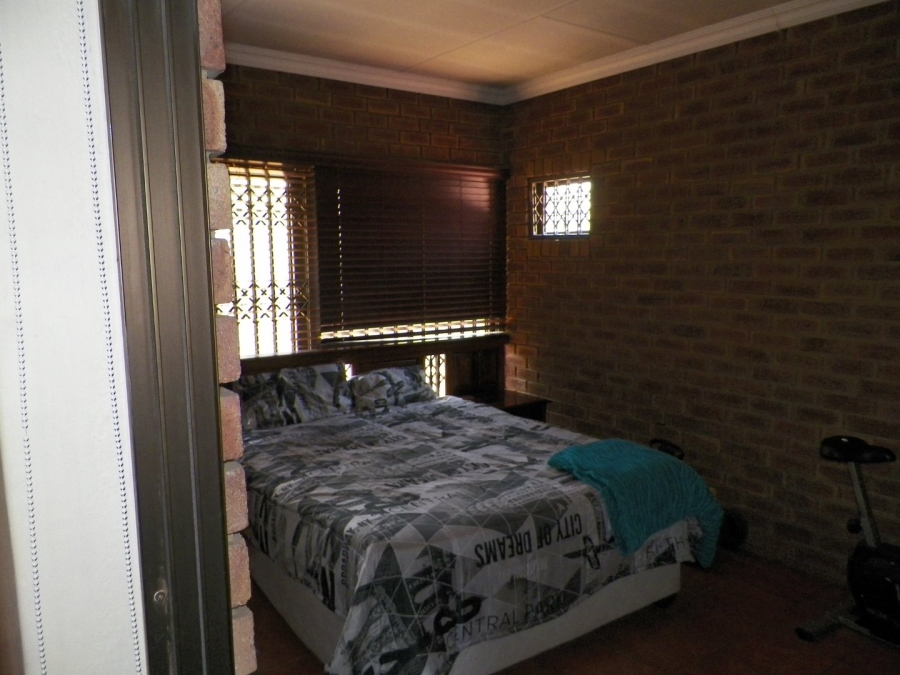 5 Bedroom Property for Sale in Raslouw Gauteng