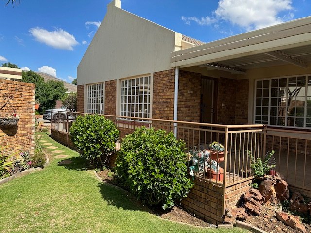 2 Bedroom Property for Sale in Wilgeheuwel Gauteng