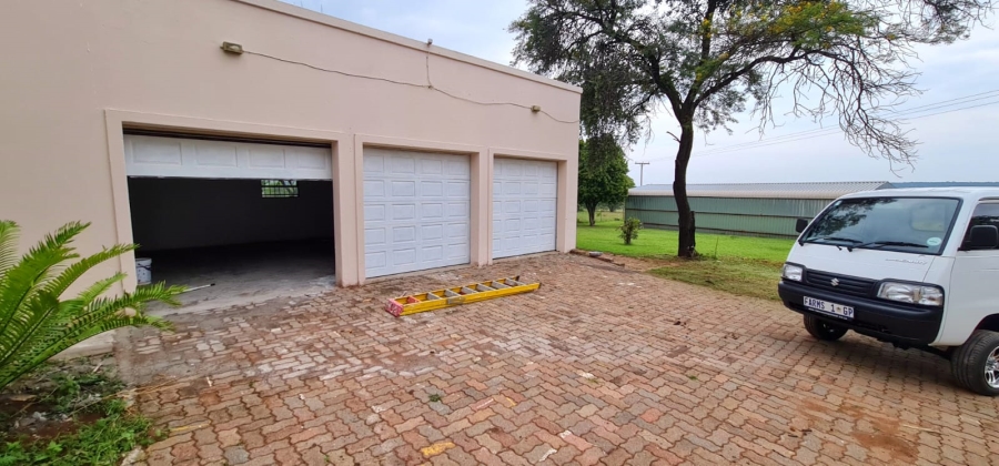 To Let Commercial Property for Rent in Boekenhoutskloof and surround Gauteng