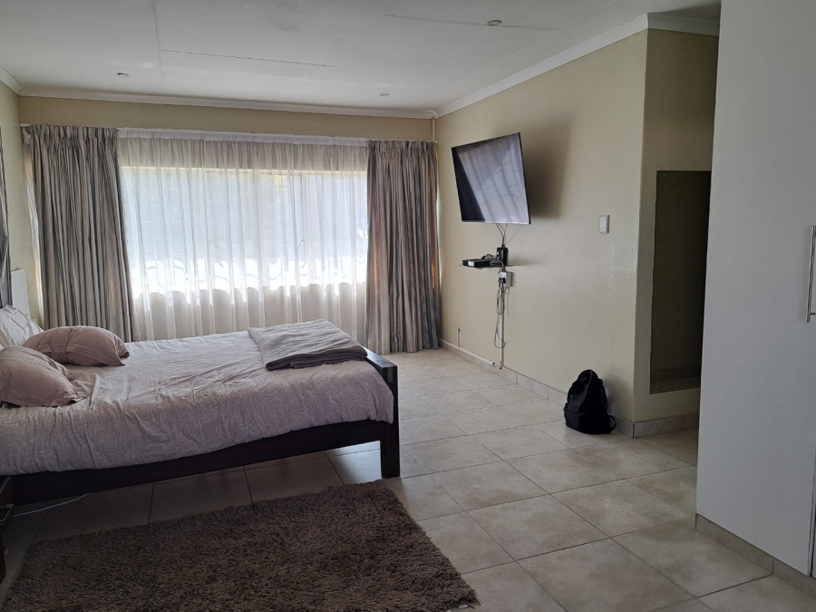 8 Bedroom Property for Sale in Waterkloof Ridge Gauteng