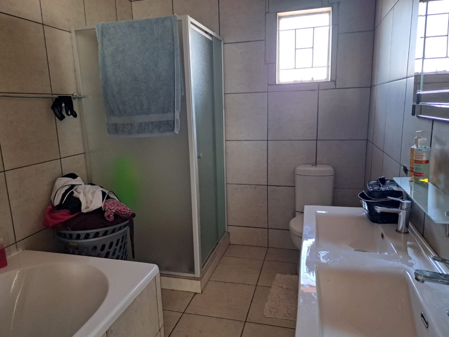 8 Bedroom Property for Sale in Waterkloof Ridge Gauteng