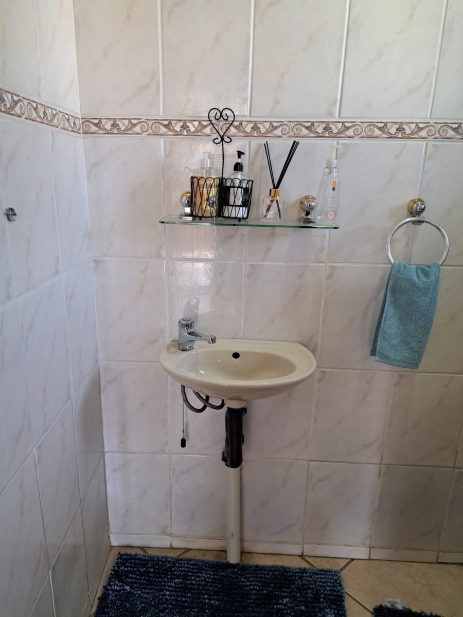 8 Bedroom Property for Sale in Waterkloof Ridge Gauteng