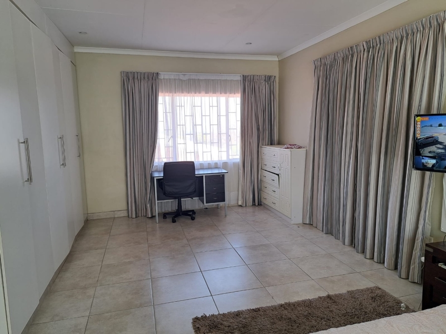 8 Bedroom Property for Sale in Waterkloof Ridge Gauteng