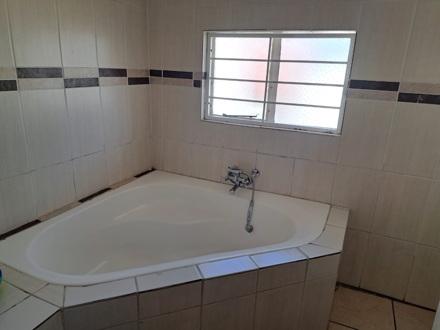 8 Bedroom Property for Sale in Waterkloof Ridge Gauteng