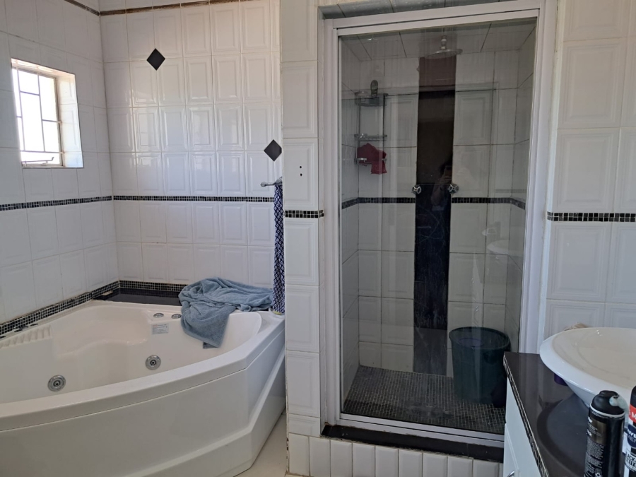 8 Bedroom Property for Sale in Waterkloof Ridge Gauteng