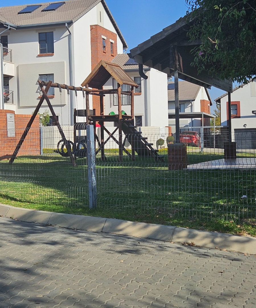 2 Bedroom Property for Sale in Crowthorne AH Gauteng