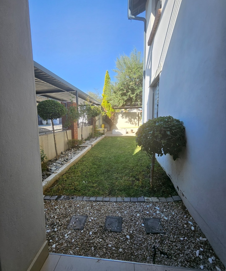 2 Bedroom Property for Sale in Crowthorne AH Gauteng