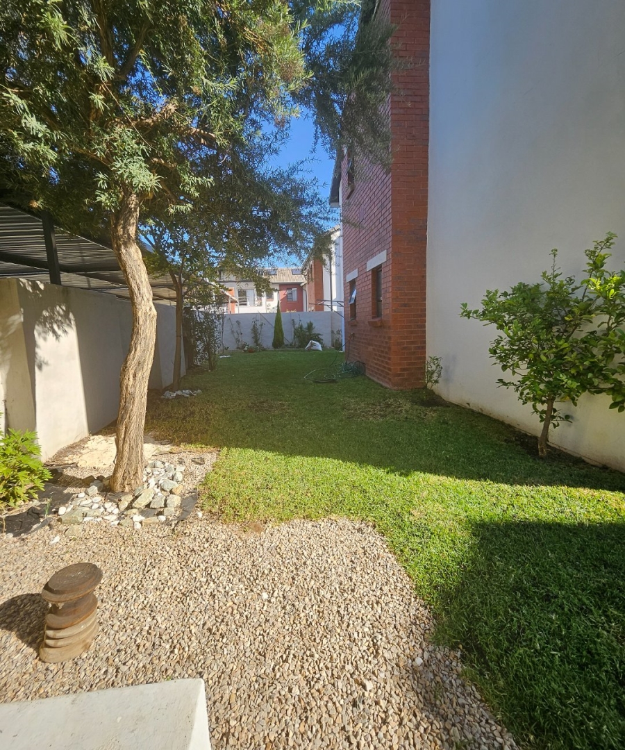 2 Bedroom Property for Sale in Crowthorne AH Gauteng