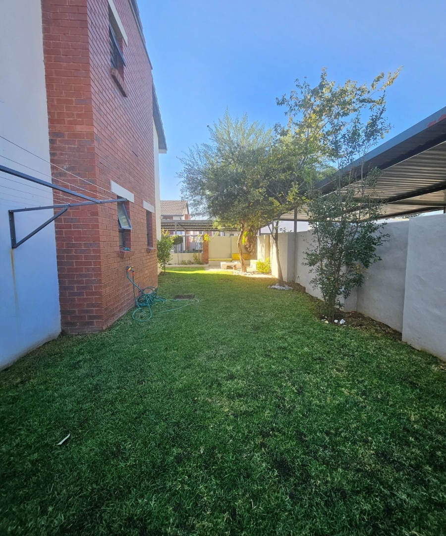 2 Bedroom Property for Sale in Crowthorne AH Gauteng