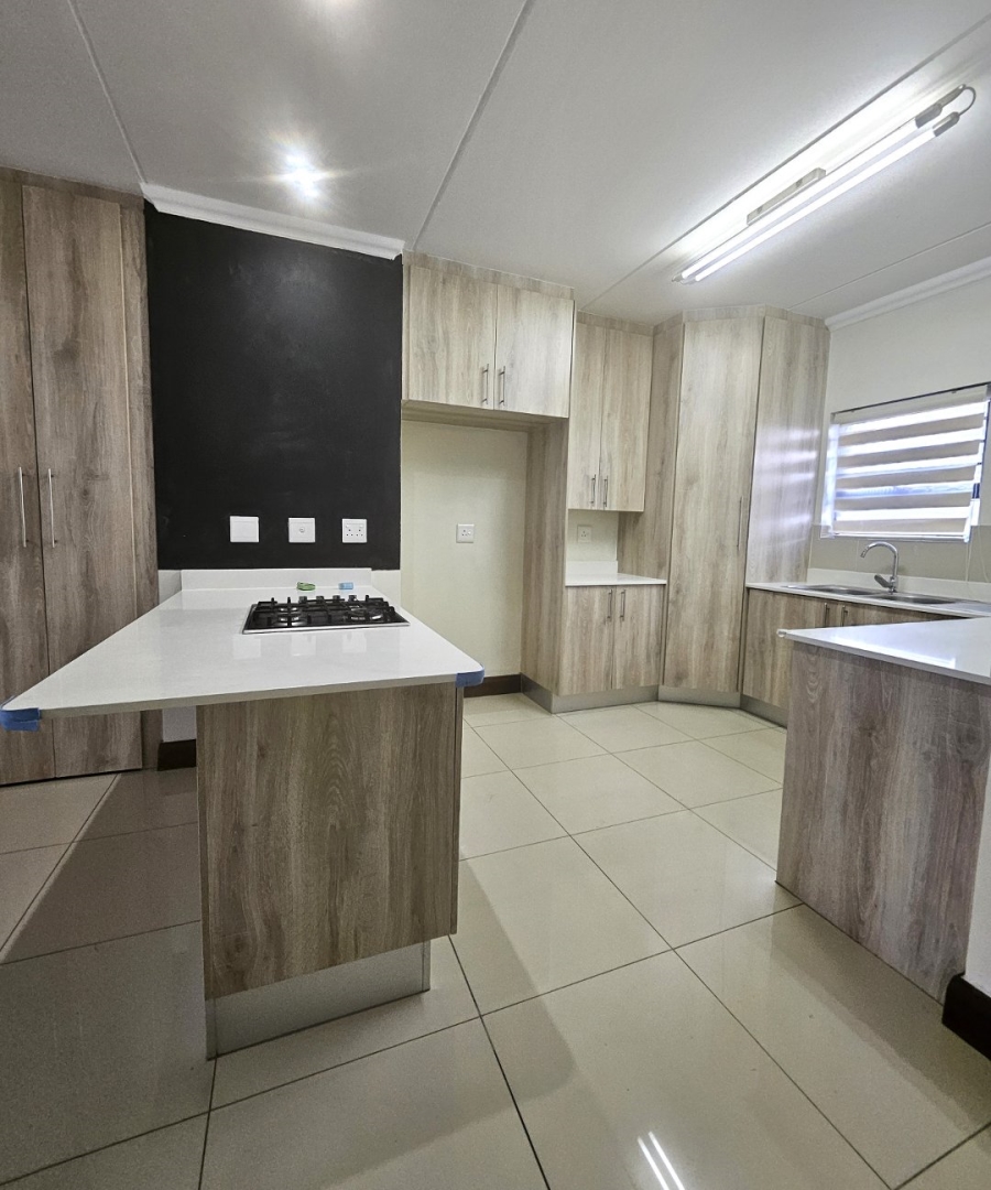 2 Bedroom Property for Sale in Crowthorne AH Gauteng