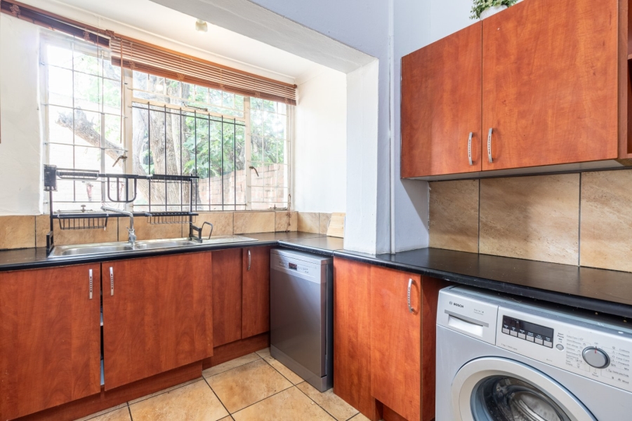 To Let 2 Bedroom Property for Rent in Melville Gauteng