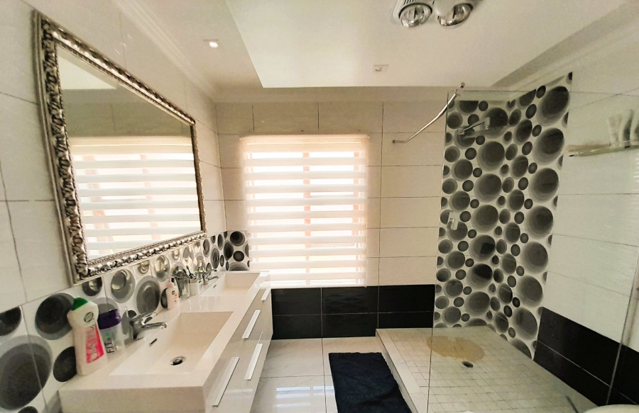 6 Bedroom Property for Sale in Blue Valley Golf Estate Gauteng