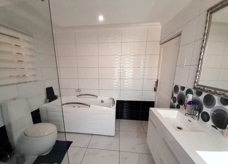 6 Bedroom Property for Sale in Blue Valley Golf Estate Gauteng