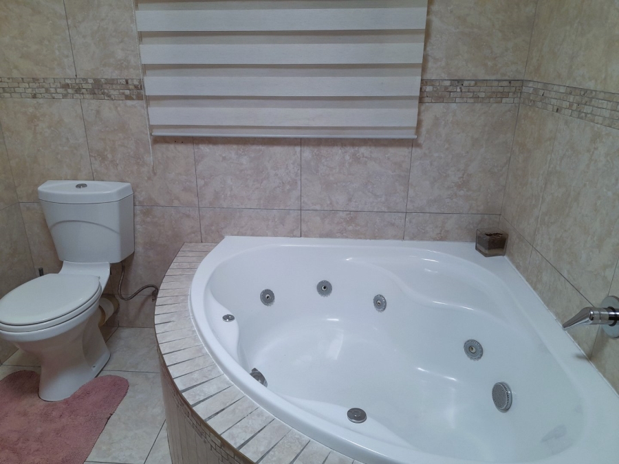 6 Bedroom Property for Sale in Blue Valley Golf Estate Gauteng