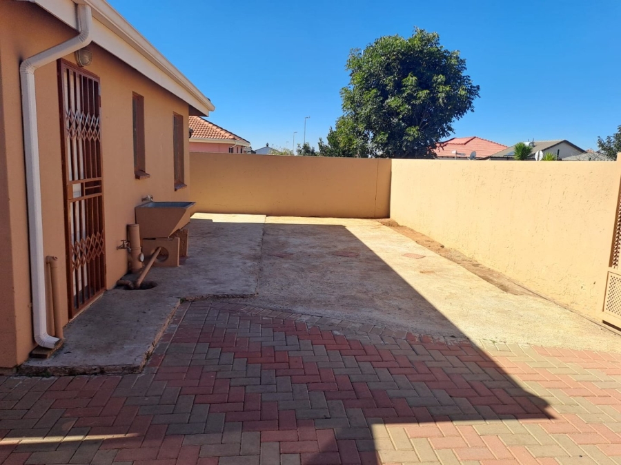 To Let  Bedroom Property for Rent in Crystal Park Gauteng