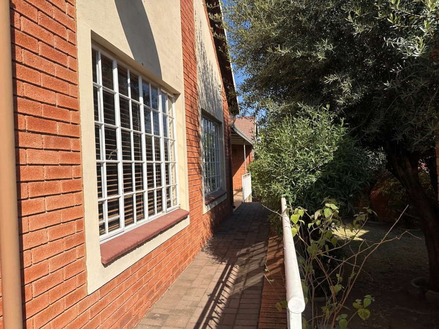 2 Bedroom Property for Sale in Wilgeheuwel Gauteng