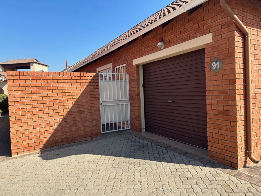 2 Bedroom Property for Sale in Wilgeheuwel Gauteng
