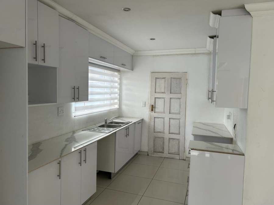 4 Bedroom Property for Sale in Blue Hills Gauteng