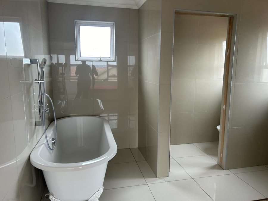 4 Bedroom Property for Sale in Blue Hills Gauteng