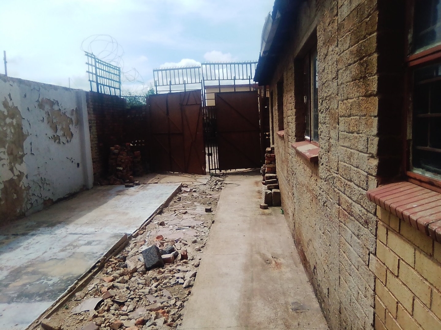 To Let Commercial Property for Rent in Mqantsa Gauteng