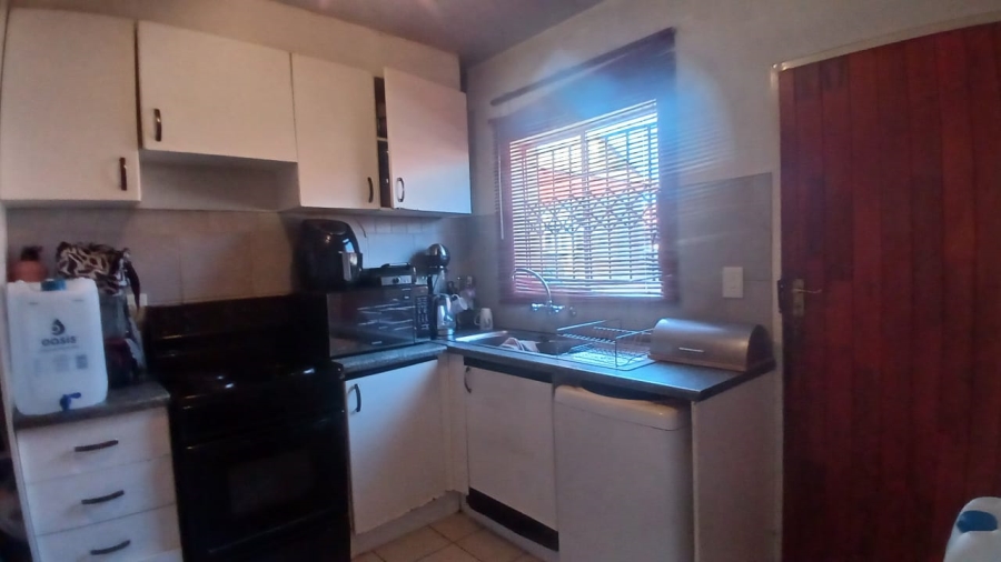 4 Bedroom Property for Sale in Mondeor Gauteng
