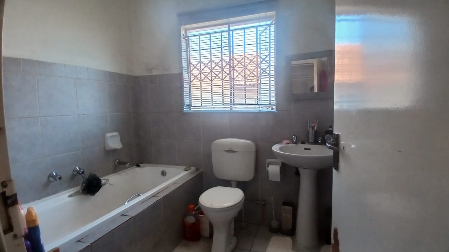 4 Bedroom Property for Sale in Mondeor Gauteng