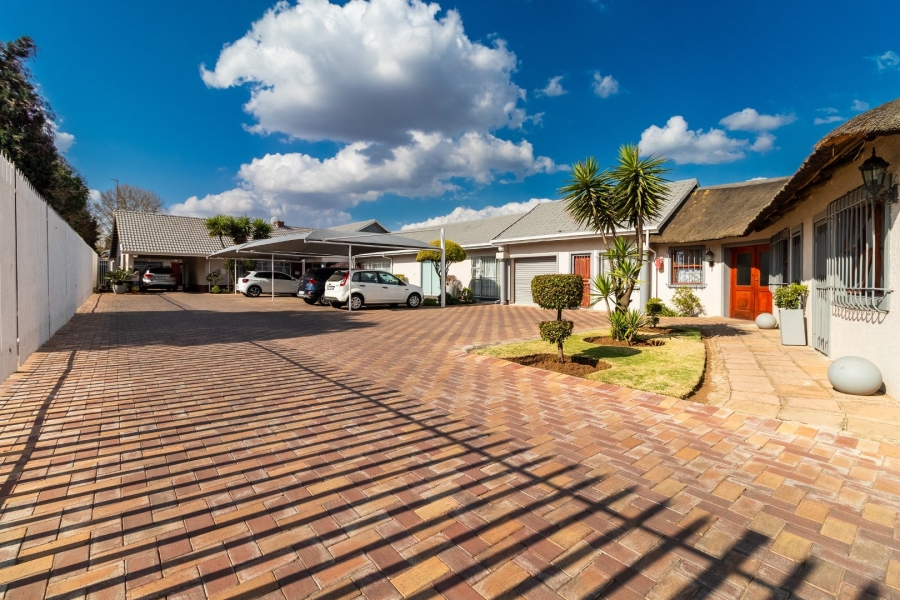 8 Bedroom Property for Sale in Witfield Gauteng