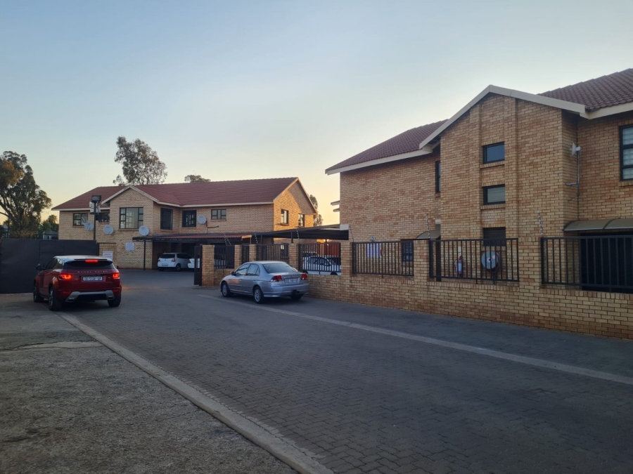 1 Bedroom Property for Sale in Lenasia Ext 13 Gauteng
