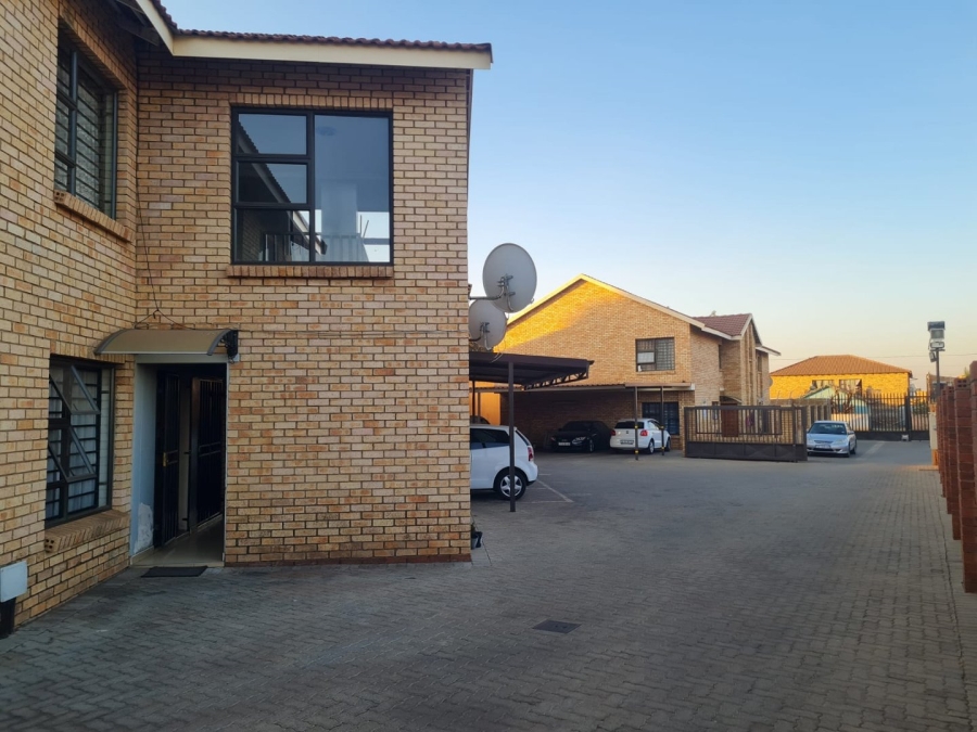 1 Bedroom Property for Sale in Lenasia Ext 13 Gauteng