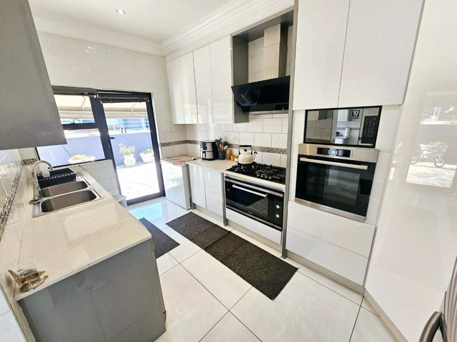 4 Bedroom Property for Sale in Eldoraigne Gauteng