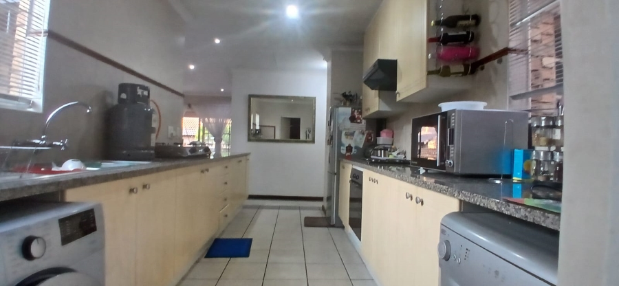 2 Bedroom Property for Sale in Monavoni Gauteng