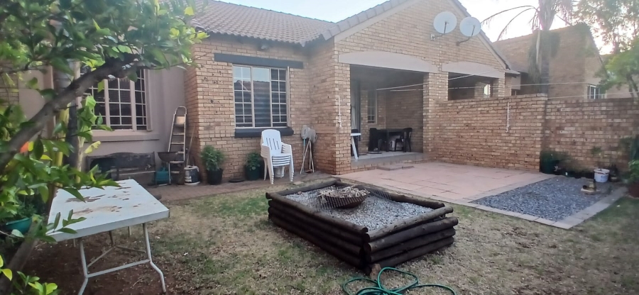 2 Bedroom Property for Sale in Monavoni Gauteng