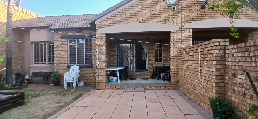 2 Bedroom Property for Sale in Monavoni Gauteng