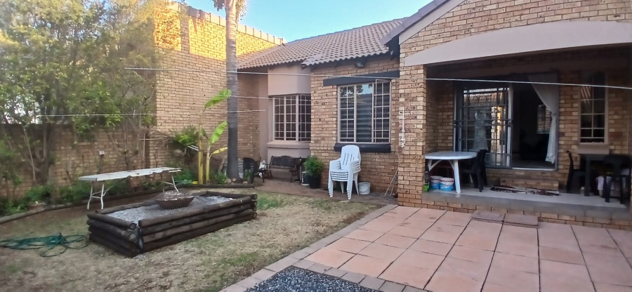 2 Bedroom Property for Sale in Monavoni Gauteng