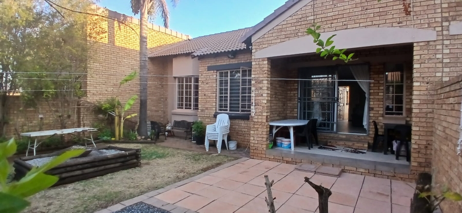 2 Bedroom Property for Sale in Monavoni Gauteng