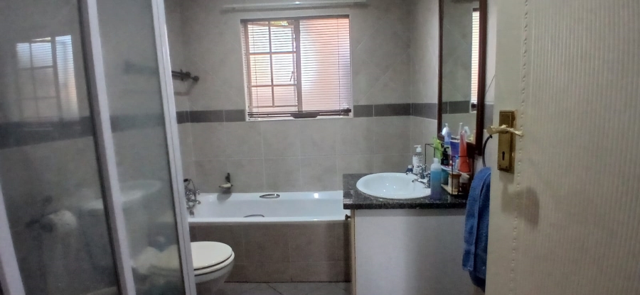 2 Bedroom Property for Sale in Monavoni Gauteng