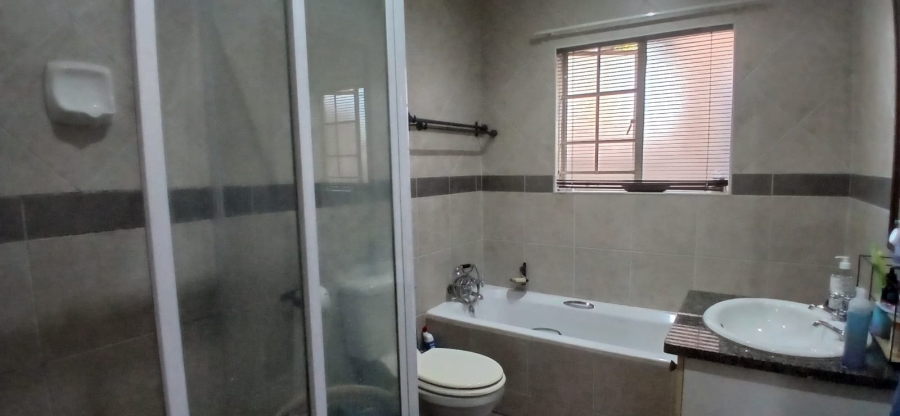 2 Bedroom Property for Sale in Monavoni Gauteng