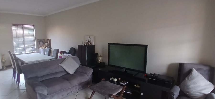 2 Bedroom Property for Sale in Monavoni Gauteng