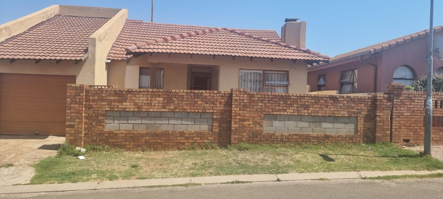 4 Bedroom Property for Sale in Protea North Gauteng
