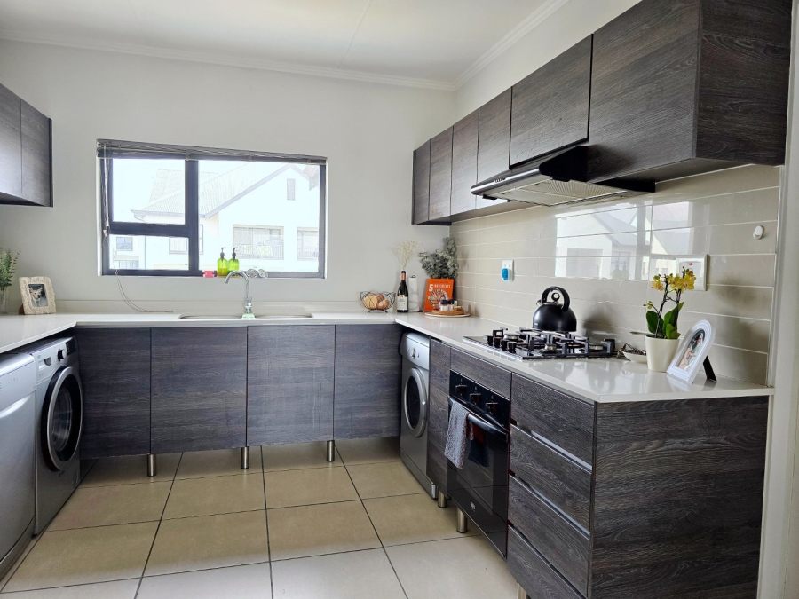 To Let 2 Bedroom Property for Rent in Greenstone Crest Gauteng