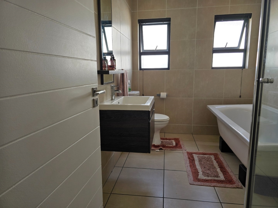 To Let 2 Bedroom Property for Rent in Greenstone Crest Gauteng