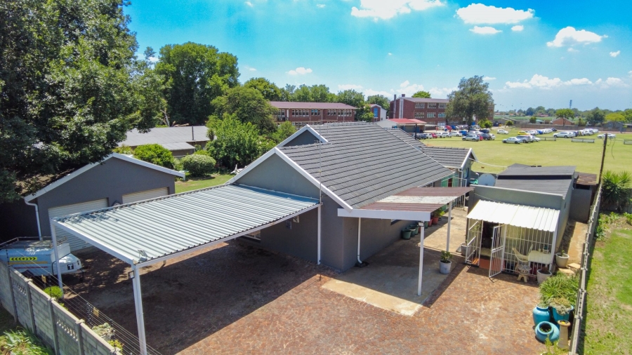 4 Bedroom Property for Sale in Bonaero Park Gauteng